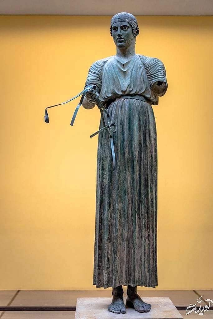 مجسمه‌ای از یک موبد یونانی